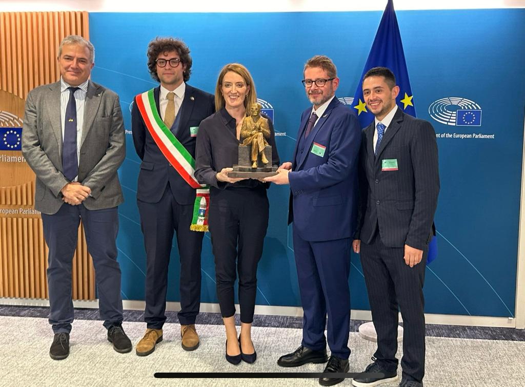 Lunedì InForma: Sandro Pertini al parlamento europeo grazie a un docente del liceo artistico